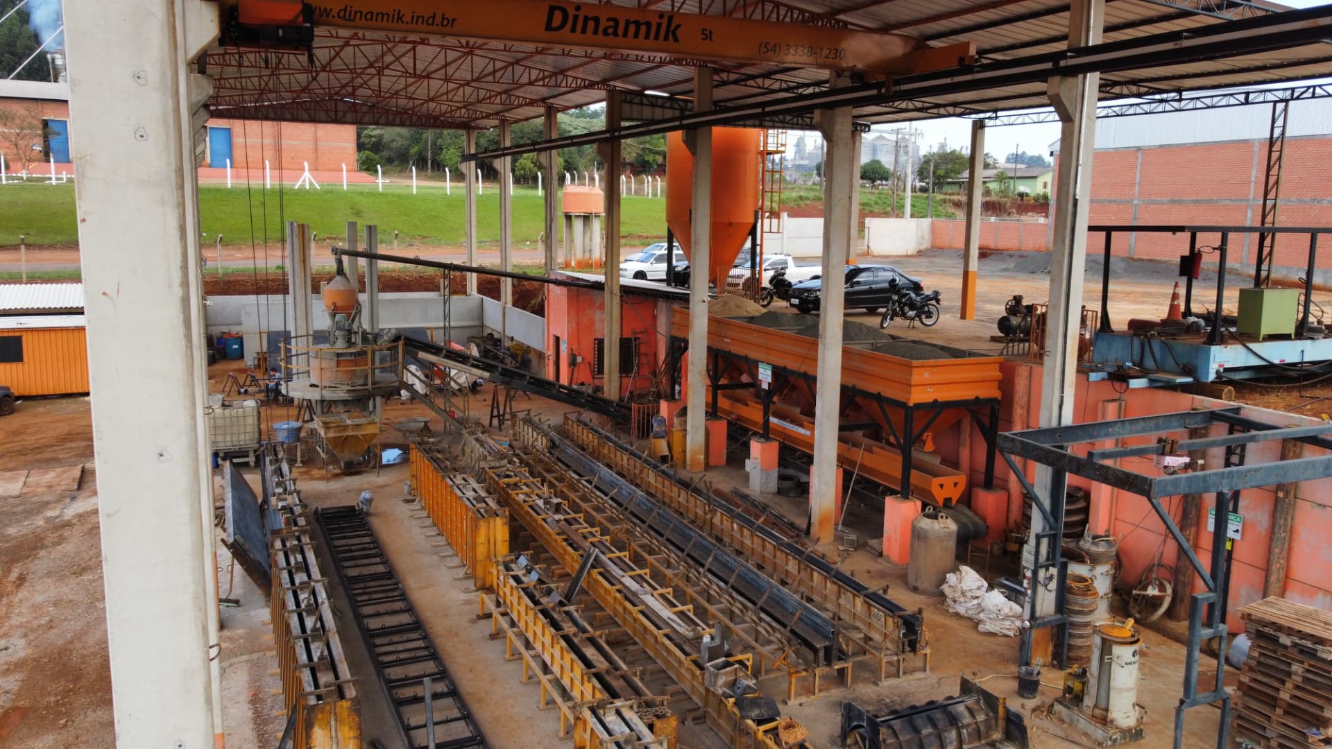 Pátio de produção da Vetor com pistas de concretagem e ponte rolante