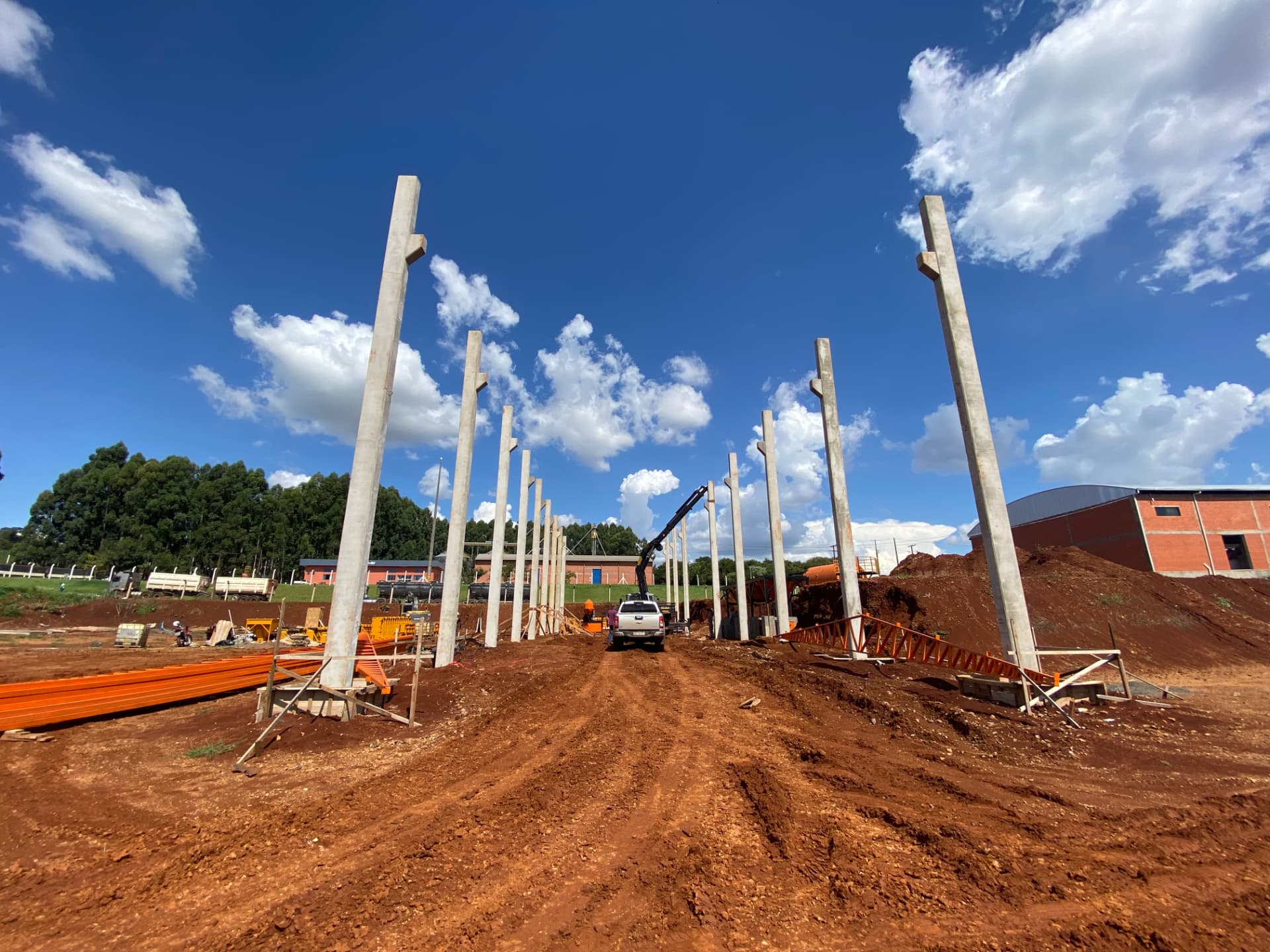 Alinhamento de pilares de concreto em canteiro de obras