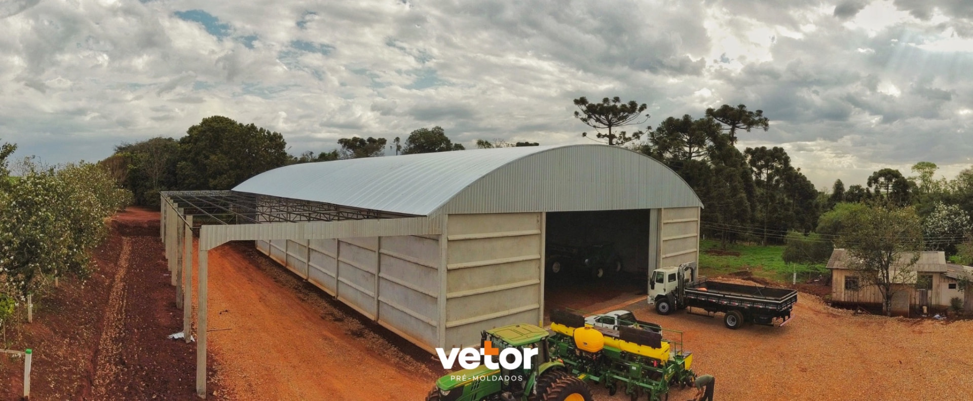 Barracão agrícola construído com estrutura pré-moldada Vetor